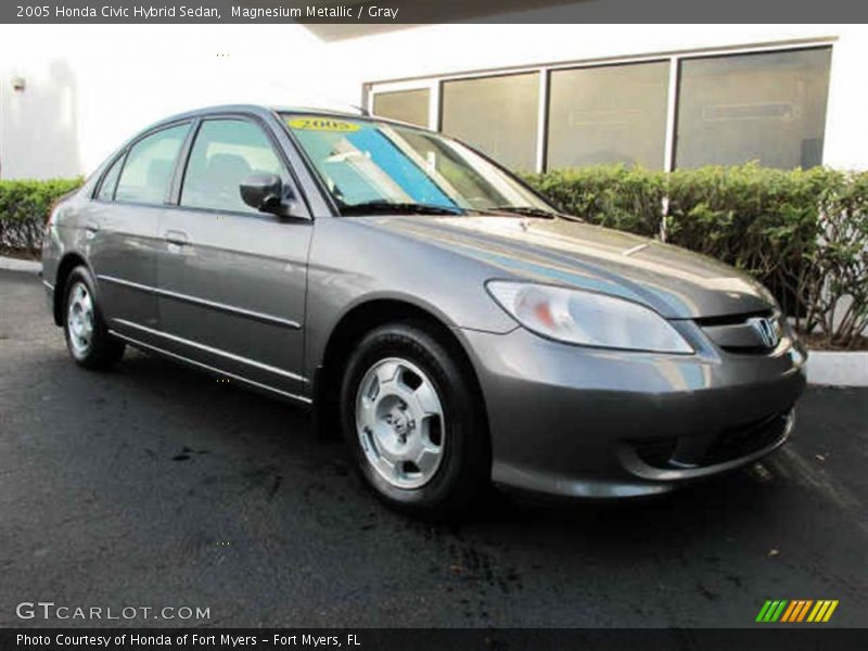 Front 3/4 View of 2005 Civic Hybrid Sedan