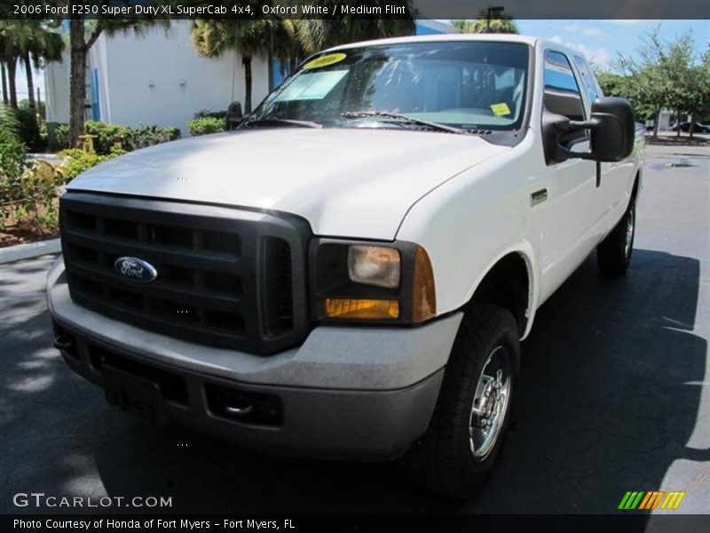 Oxford White / Medium Flint 2006 Ford F250 Super Duty XL SuperCab 4x4