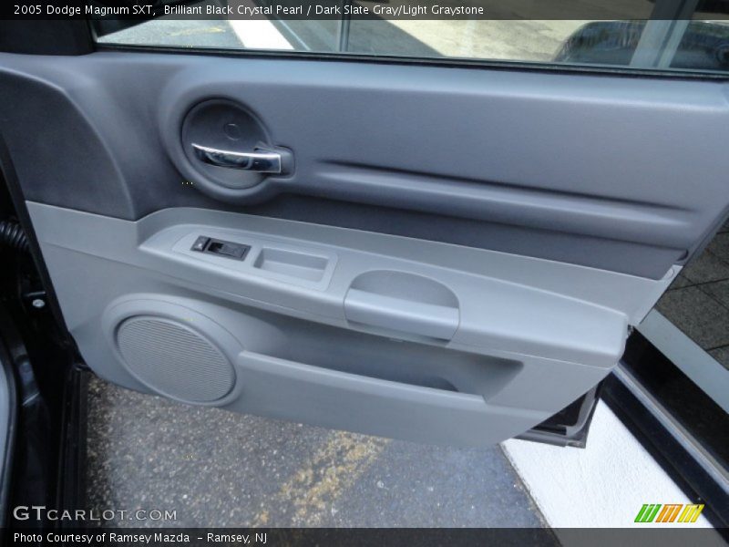 Brilliant Black Crystal Pearl / Dark Slate Gray/Light Graystone 2005 Dodge Magnum SXT