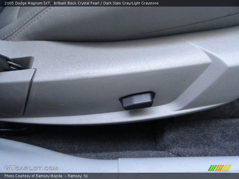 Brilliant Black Crystal Pearl / Dark Slate Gray/Light Graystone 2005 Dodge Magnum SXT