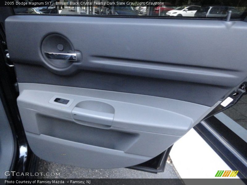 Brilliant Black Crystal Pearl / Dark Slate Gray/Light Graystone 2005 Dodge Magnum SXT
