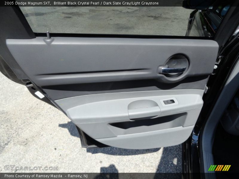 Brilliant Black Crystal Pearl / Dark Slate Gray/Light Graystone 2005 Dodge Magnum SXT