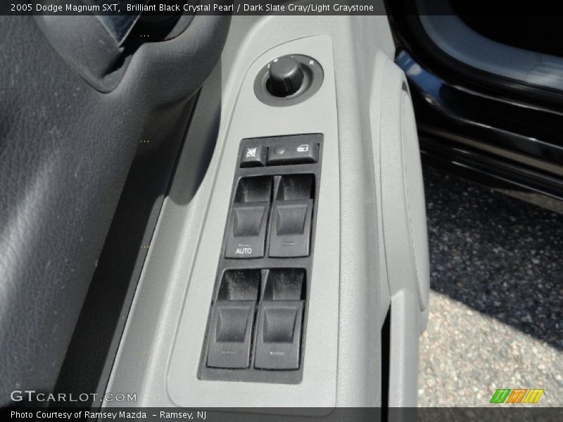 Brilliant Black Crystal Pearl / Dark Slate Gray/Light Graystone 2005 Dodge Magnum SXT