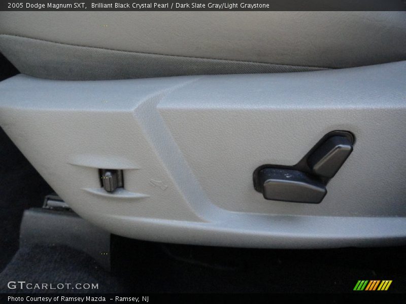 Brilliant Black Crystal Pearl / Dark Slate Gray/Light Graystone 2005 Dodge Magnum SXT