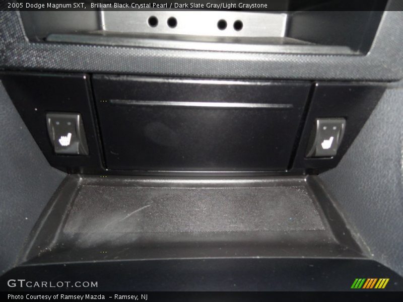 Brilliant Black Crystal Pearl / Dark Slate Gray/Light Graystone 2005 Dodge Magnum SXT