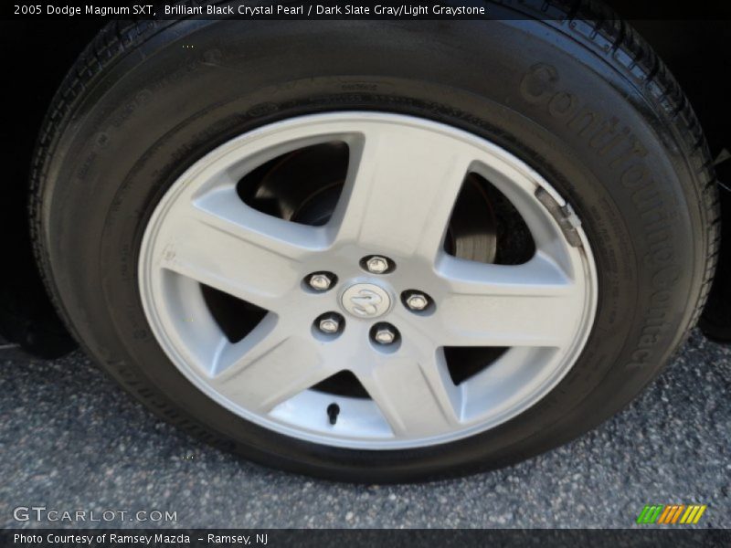 Brilliant Black Crystal Pearl / Dark Slate Gray/Light Graystone 2005 Dodge Magnum SXT