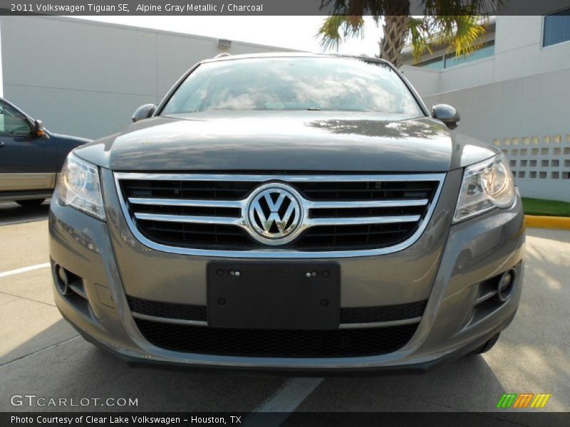 Alpine Gray Metallic / Charcoal 2011 Volkswagen Tiguan SE