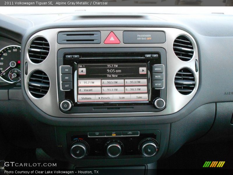 Alpine Gray Metallic / Charcoal 2011 Volkswagen Tiguan SE