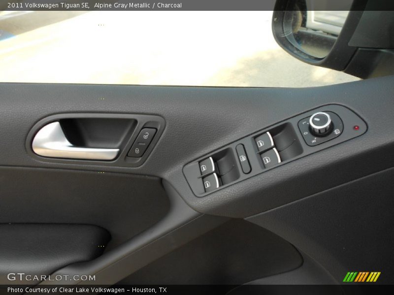Alpine Gray Metallic / Charcoal 2011 Volkswagen Tiguan SE