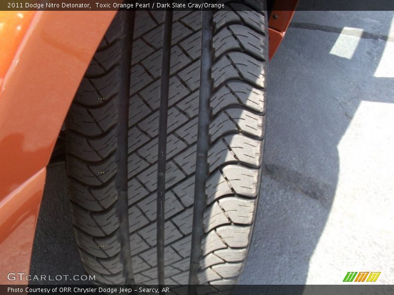 Toxic Orange Pearl / Dark Slate Gray/Orange 2011 Dodge Nitro Detonator