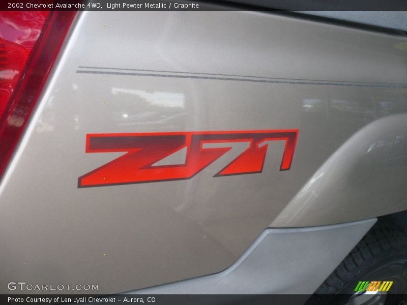 Light Pewter Metallic / Graphite 2002 Chevrolet Avalanche 4WD