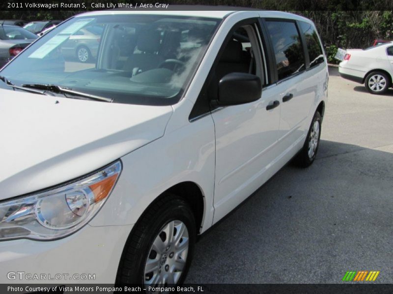 Calla Lily White / Aero Gray 2011 Volkswagen Routan S