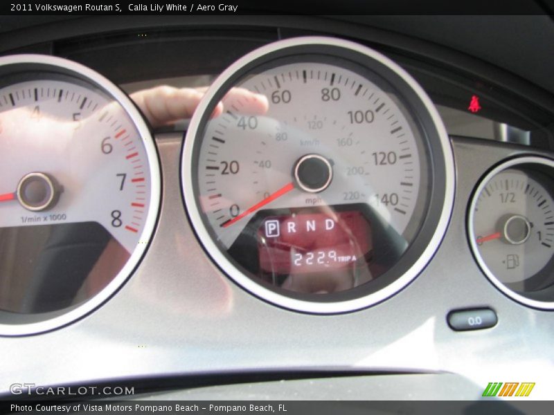 Calla Lily White / Aero Gray 2011 Volkswagen Routan S
