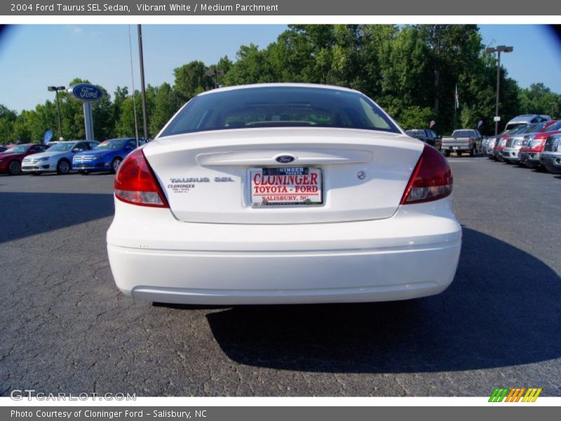 Vibrant White / Medium Parchment 2004 Ford Taurus SEL Sedan