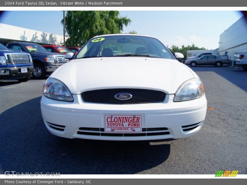 Vibrant White / Medium Parchment 2004 Ford Taurus SEL Sedan