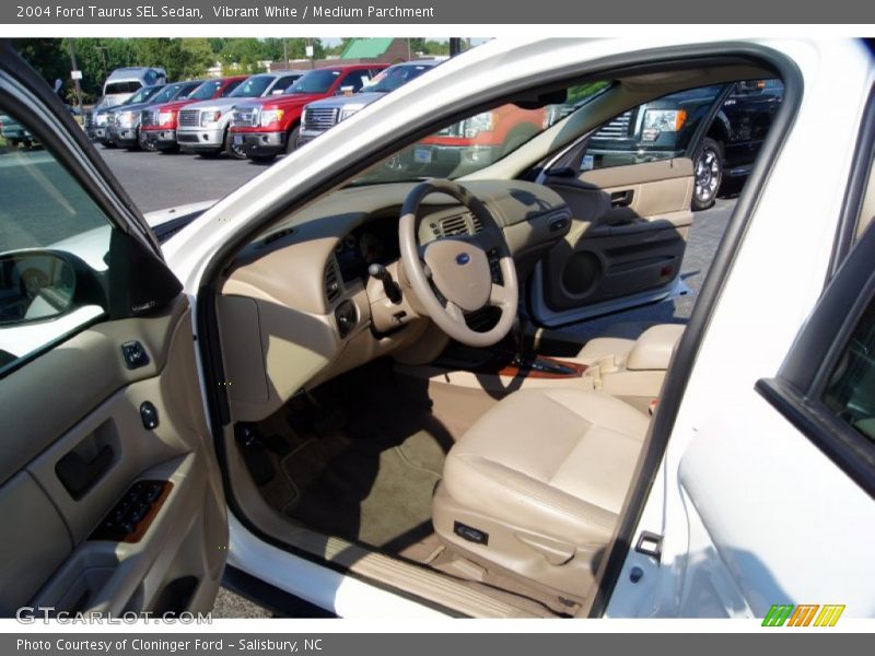 Vibrant White / Medium Parchment 2004 Ford Taurus SEL Sedan
