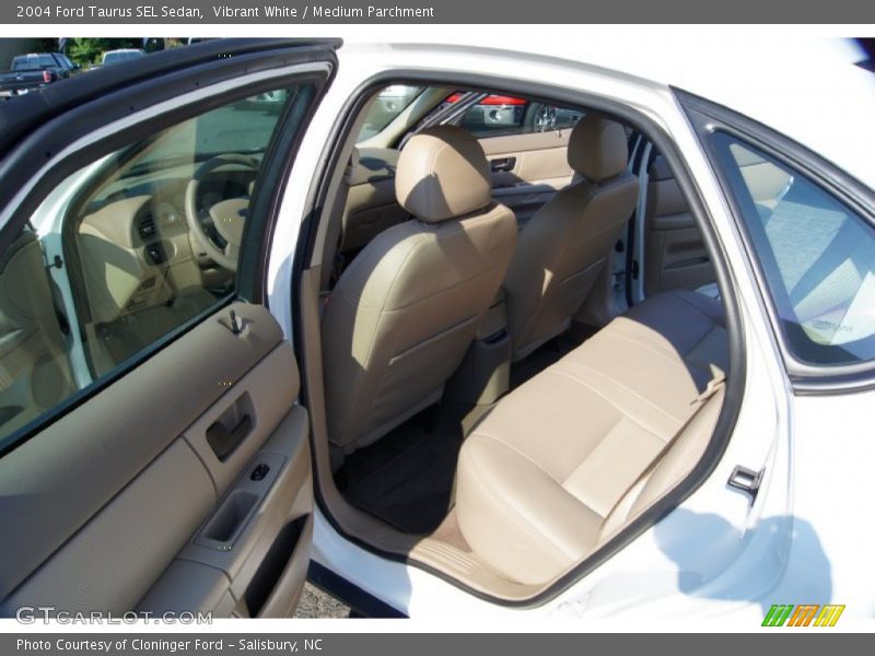 Vibrant White / Medium Parchment 2004 Ford Taurus SEL Sedan