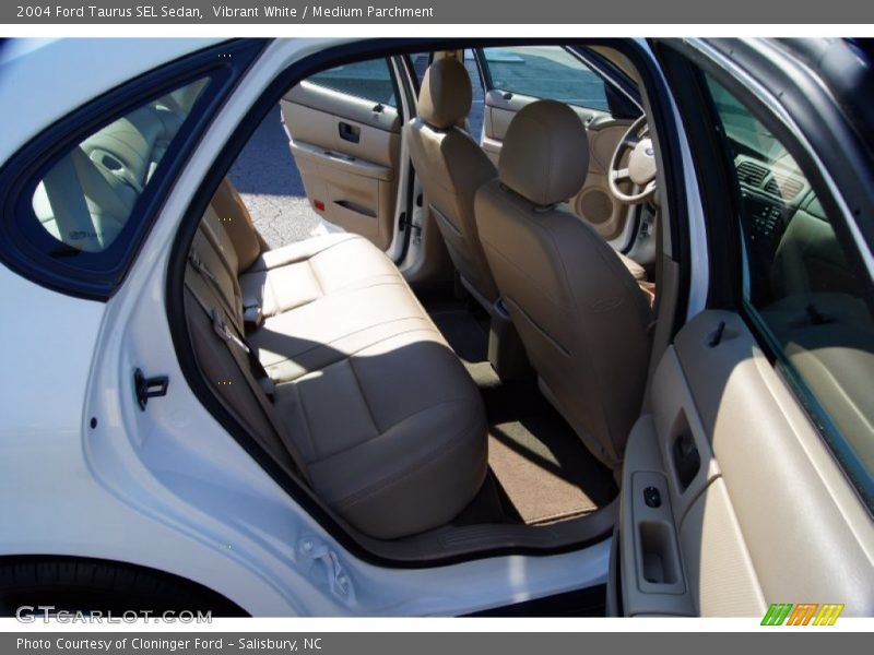 Vibrant White / Medium Parchment 2004 Ford Taurus SEL Sedan