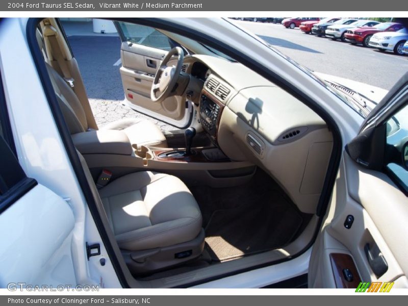 Vibrant White / Medium Parchment 2004 Ford Taurus SEL Sedan