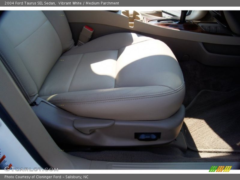Vibrant White / Medium Parchment 2004 Ford Taurus SEL Sedan
