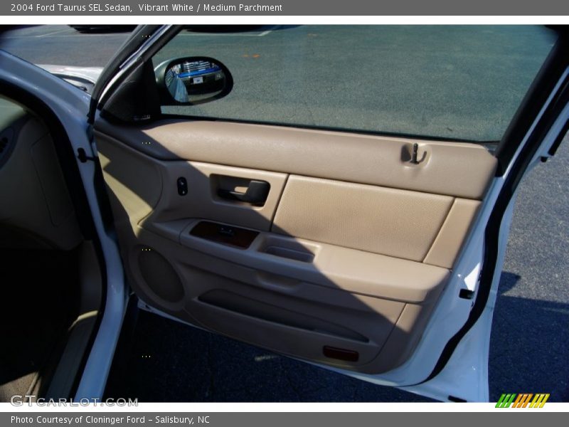 Vibrant White / Medium Parchment 2004 Ford Taurus SEL Sedan