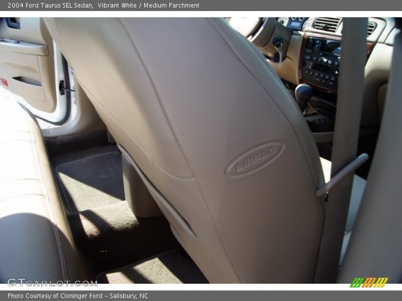 Vibrant White / Medium Parchment 2004 Ford Taurus SEL Sedan