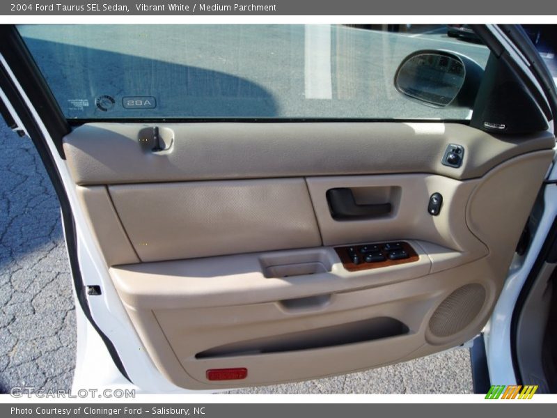 Vibrant White / Medium Parchment 2004 Ford Taurus SEL Sedan