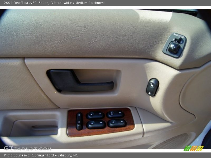 Vibrant White / Medium Parchment 2004 Ford Taurus SEL Sedan