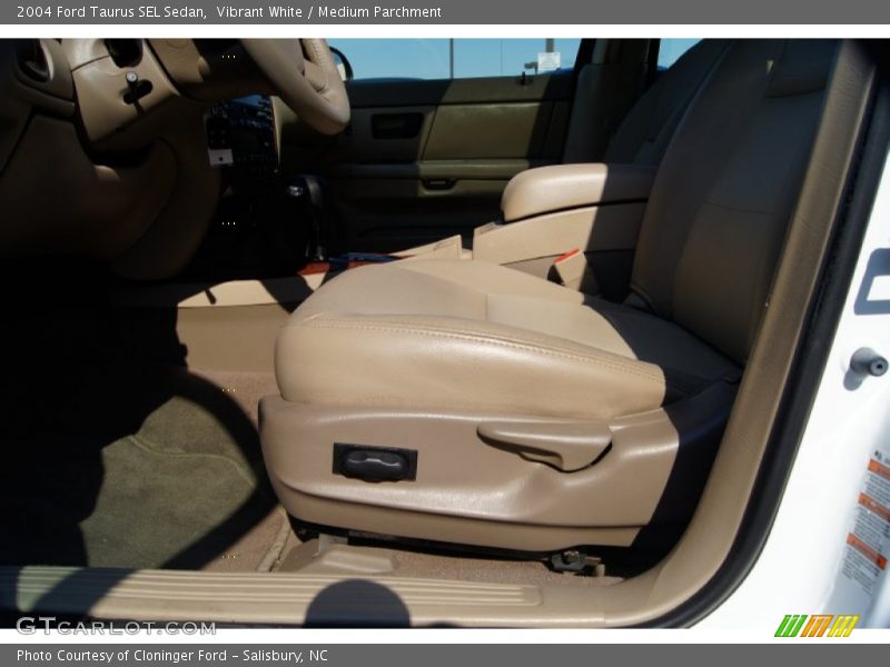 Vibrant White / Medium Parchment 2004 Ford Taurus SEL Sedan