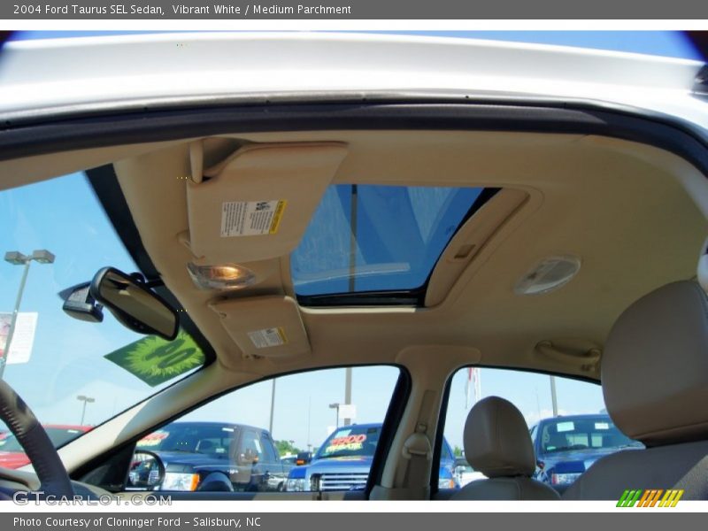 Vibrant White / Medium Parchment 2004 Ford Taurus SEL Sedan