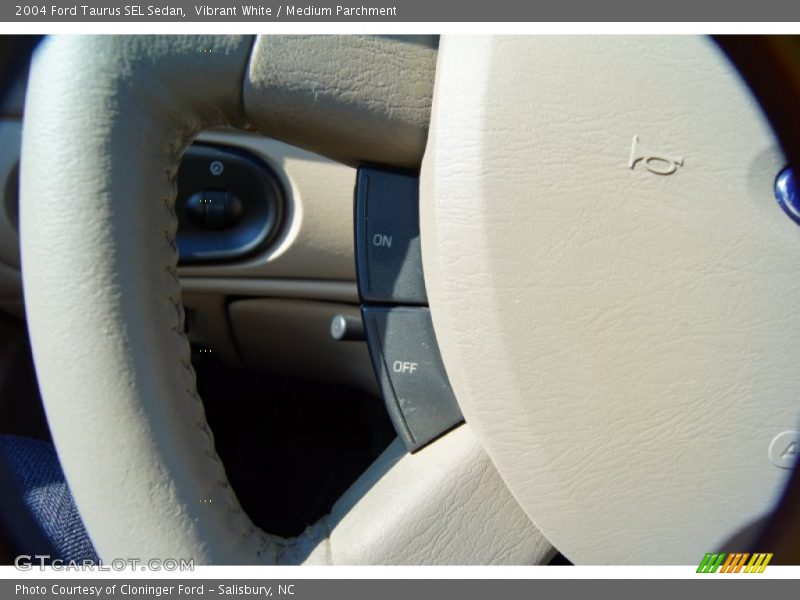 Vibrant White / Medium Parchment 2004 Ford Taurus SEL Sedan