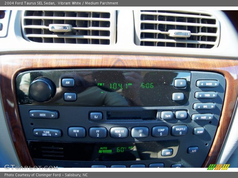 Vibrant White / Medium Parchment 2004 Ford Taurus SEL Sedan