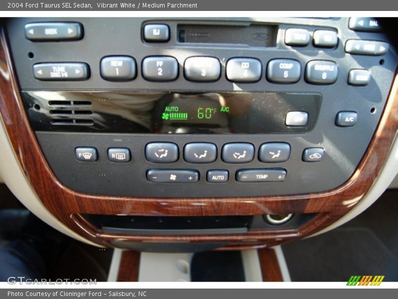 Vibrant White / Medium Parchment 2004 Ford Taurus SEL Sedan