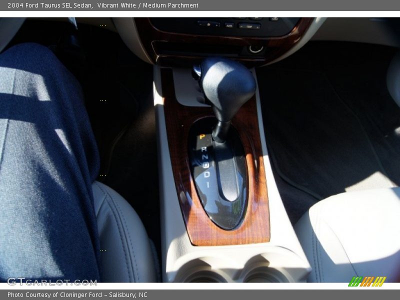 Vibrant White / Medium Parchment 2004 Ford Taurus SEL Sedan