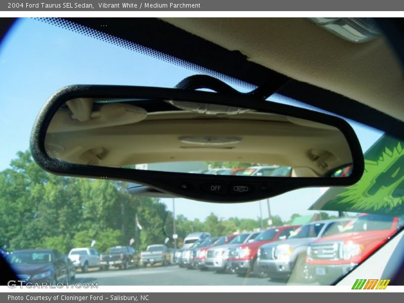 Vibrant White / Medium Parchment 2004 Ford Taurus SEL Sedan