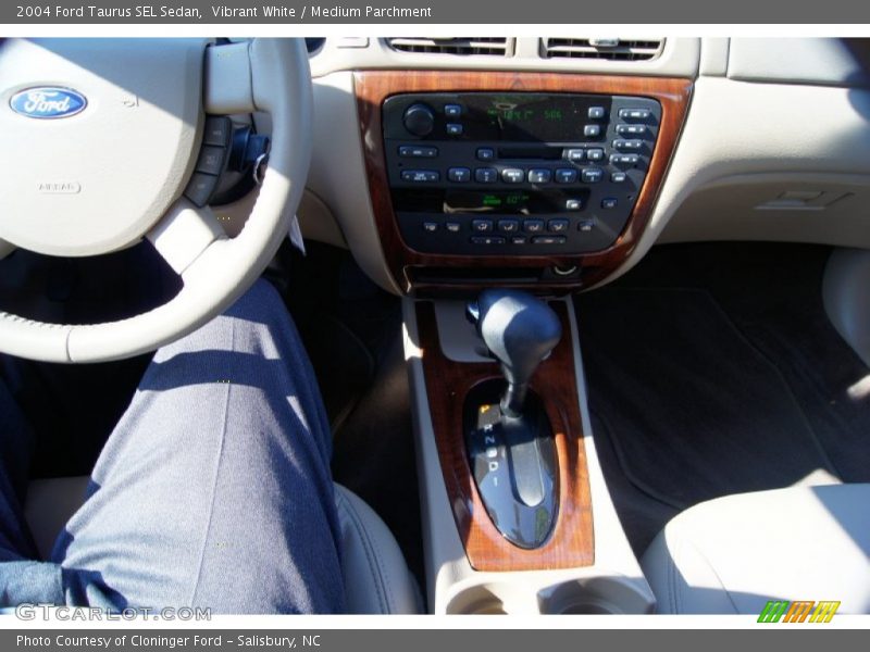 Vibrant White / Medium Parchment 2004 Ford Taurus SEL Sedan