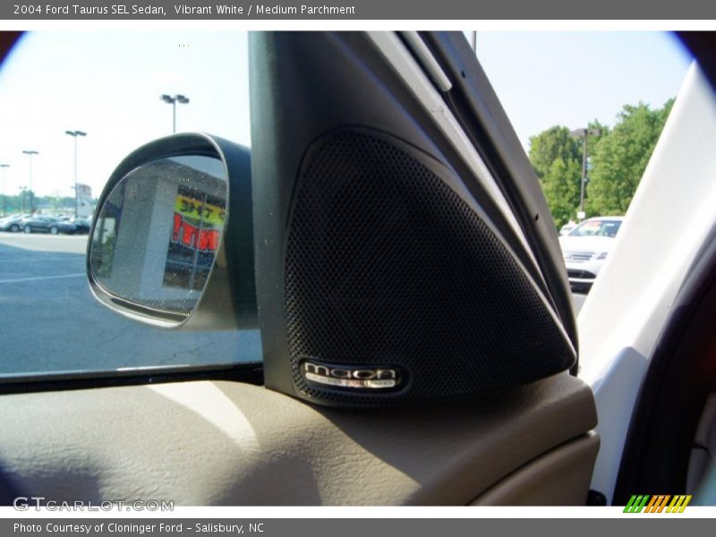 Vibrant White / Medium Parchment 2004 Ford Taurus SEL Sedan