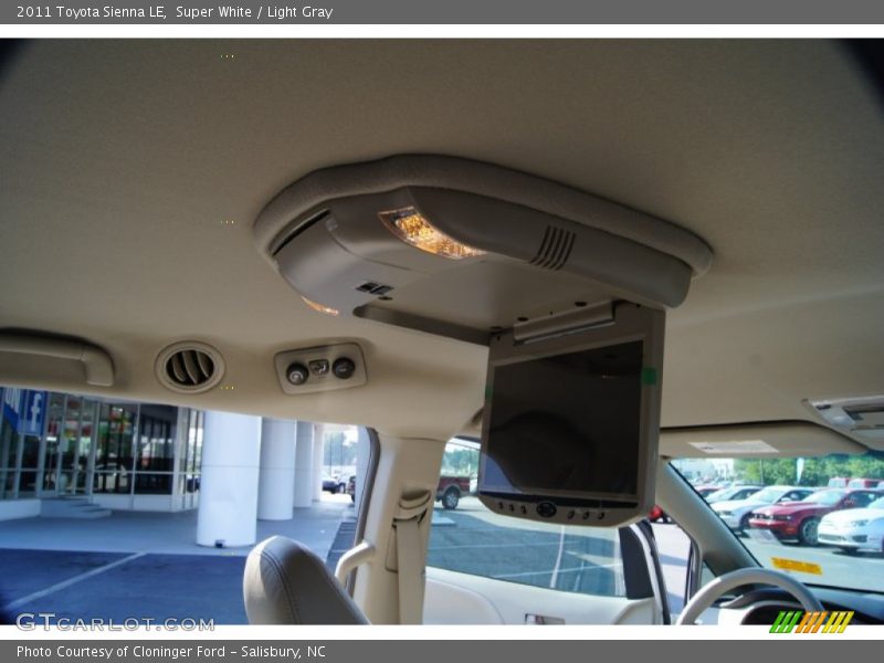 Super White / Light Gray 2011 Toyota Sienna LE