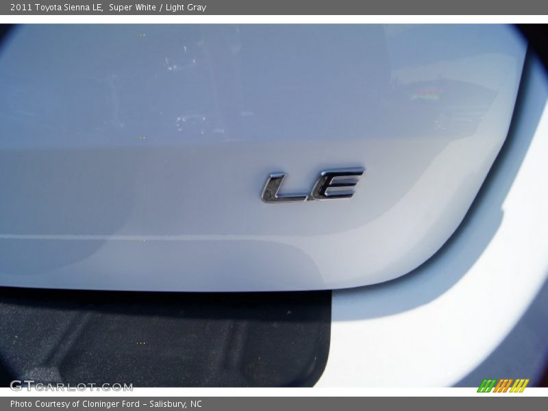 Super White / Light Gray 2011 Toyota Sienna LE