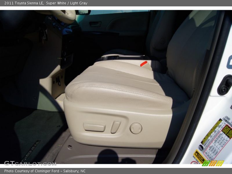 Super White / Light Gray 2011 Toyota Sienna LE