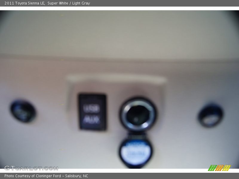 Super White / Light Gray 2011 Toyota Sienna LE