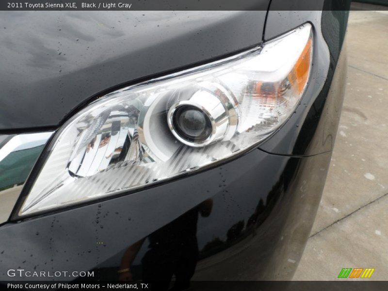 Black / Light Gray 2011 Toyota Sienna XLE