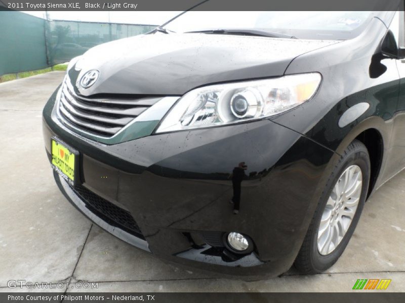 Black / Light Gray 2011 Toyota Sienna XLE