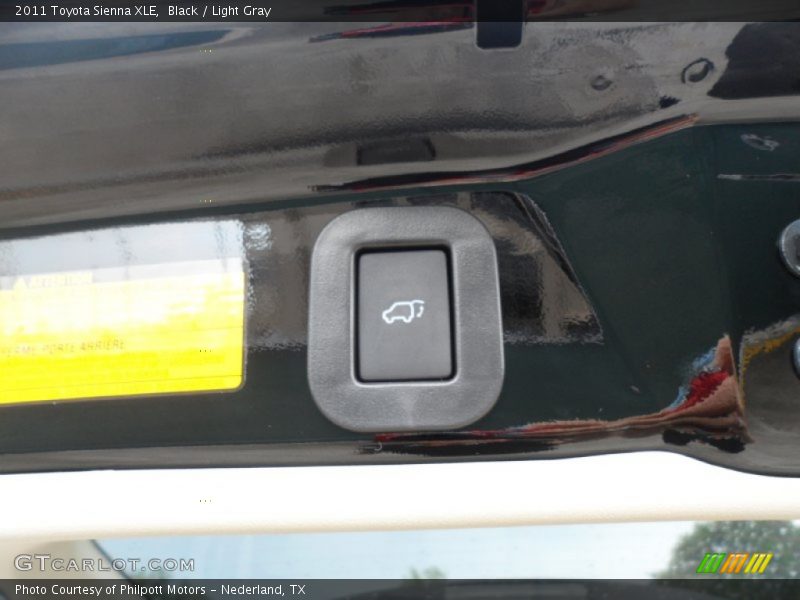 Black / Light Gray 2011 Toyota Sienna XLE