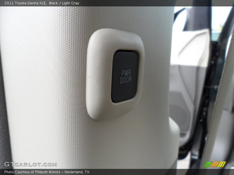 Black / Light Gray 2011 Toyota Sienna XLE