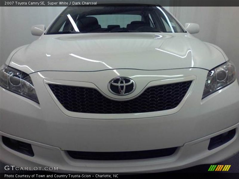 Super White / Dark Charcoal 2007 Toyota Camry SE