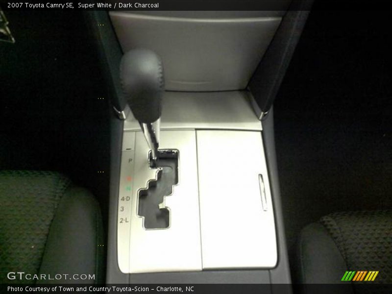 Super White / Dark Charcoal 2007 Toyota Camry SE