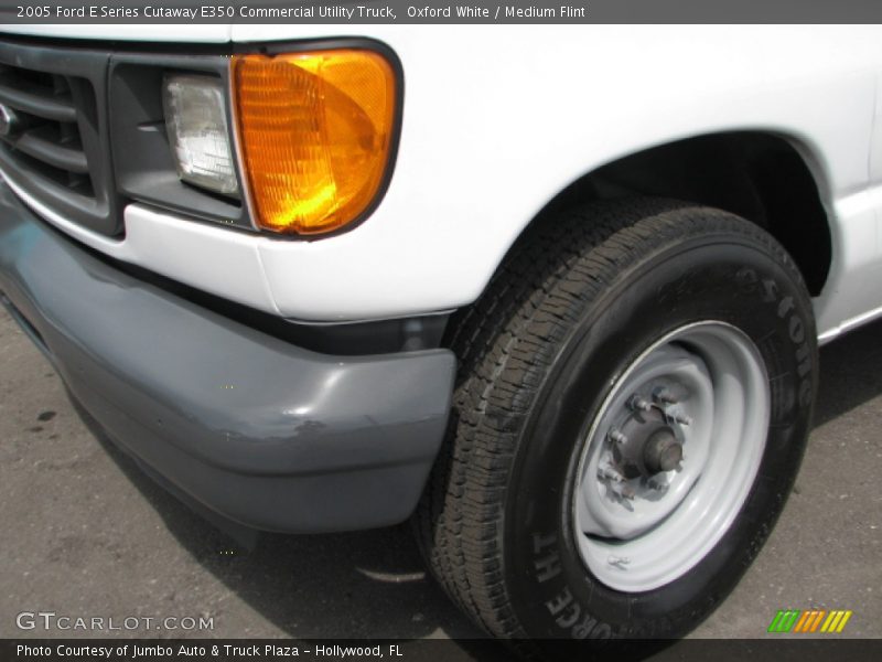 Oxford White / Medium Flint 2005 Ford E Series Cutaway E350 Commercial Utility Truck