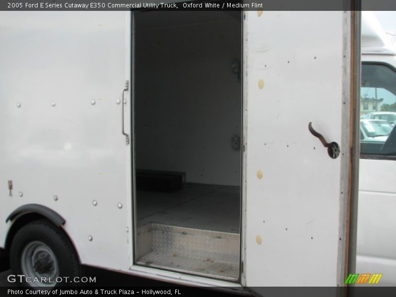 Oxford White / Medium Flint 2005 Ford E Series Cutaway E350 Commercial Utility Truck