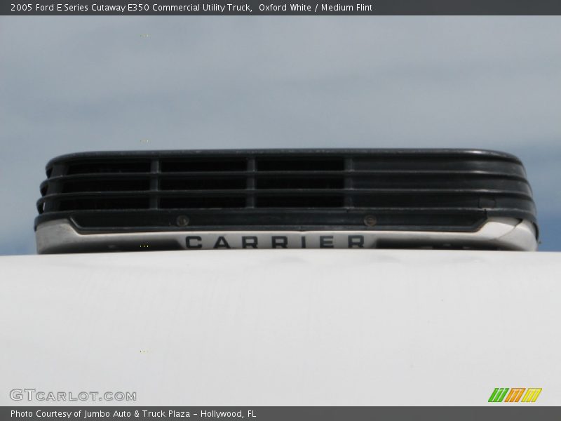 Oxford White / Medium Flint 2005 Ford E Series Cutaway E350 Commercial Utility Truck